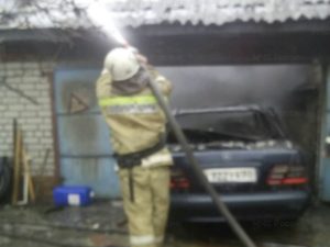 В Погаре утром сгорела машина в гараже. Есть пострадавший