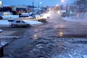 Коммунальная авария в Клинцах: центральную улицу города в двадцатиградусный мороз залило водой