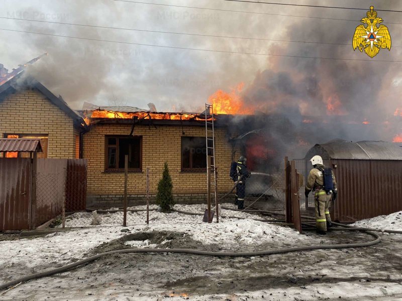 Сильный утренний пожар в Фокинском районе тушили больше часа