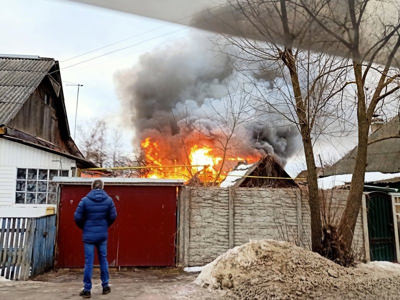Сильный утренний пожар в Фокинском районе тушили больше часа