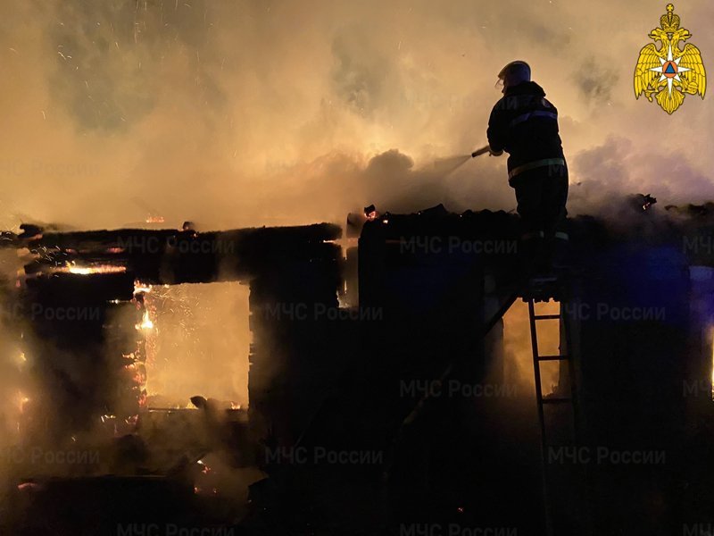 Ночной пожар в Почепском районе тушили больше часа