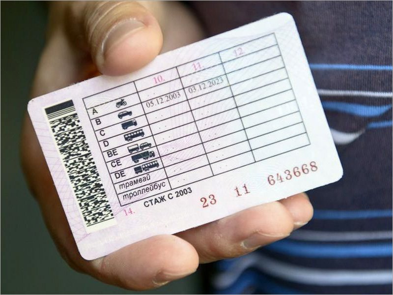 Действие российских водительских удостоверений с истекающим сроком официально продлено на три года