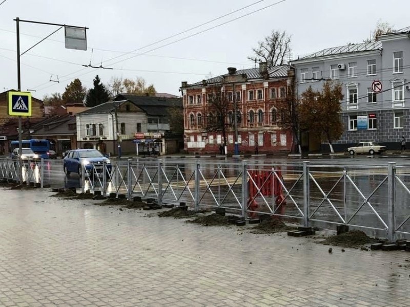 В Брянске за год установлено почти 3,5 км заборов вдоль городских дорог