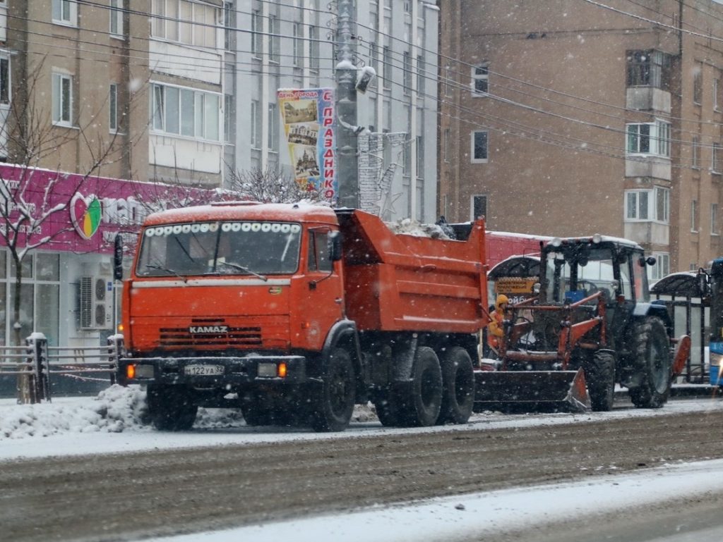 Брянские коммунальщики пытаются справиться со снегопадом