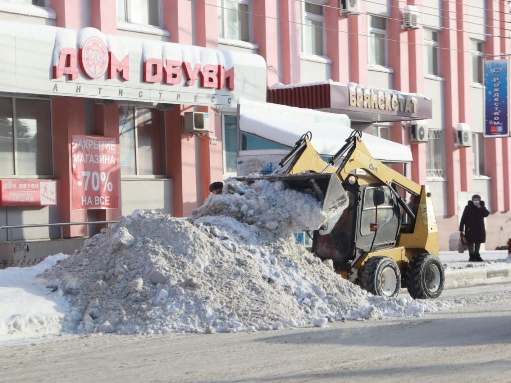 Улицы Брянска откапывают из-под снега