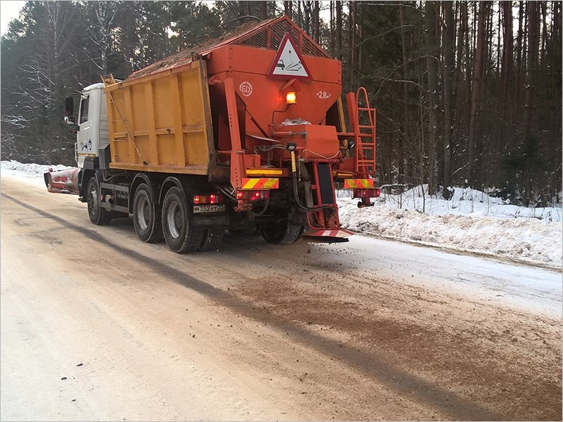 Брянские дороги от снега круглосуточно чистят 77 отрядов