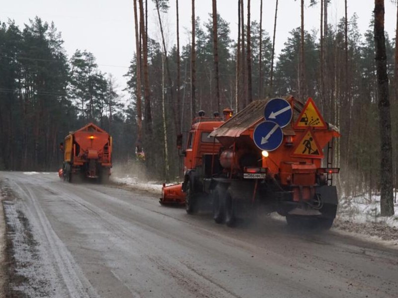 Для борьбы со снегопадом в области дорожники высыпали почти четыре тонны песка