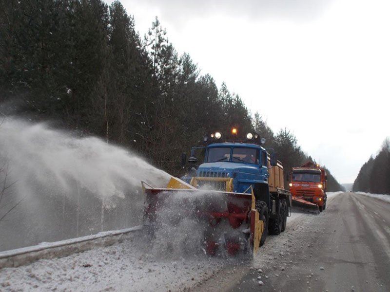 В Брянской области дорожники борются со снегопадом, потеплением и их последствиями