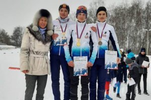Участники лыжного турнира Ларисы Куркиной получали награды из её рук