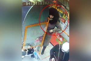 Полиция разыскивает женщину, расплатившуюся фальшивкой в клинцовской «Пятёрочке»