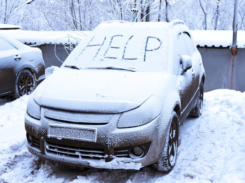 Погрелся: замёрзший житель Фокино залез в чужой автомобиль и поджёг его