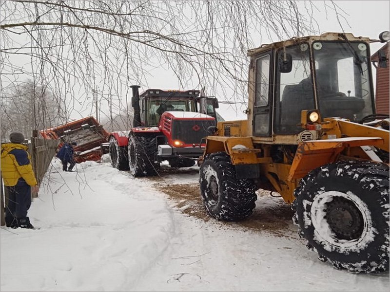 В посёлке Синезёрки дорожники третий день пытаются вытащить из снежной ловушки мусоровоз