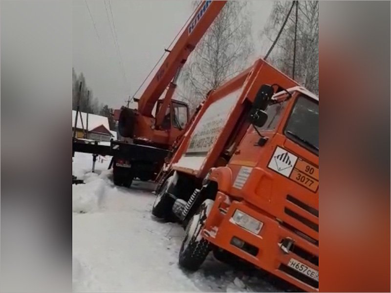 В посёлке Синезёрки дорожники третий день пытаются вытащить из снежной ловушки мусоровоз