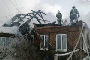 В брянском посёлке утром в воскресенье сгорел дом