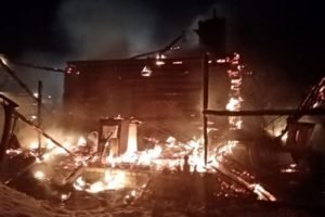 Брянские пожарные  пять часов тушили пожар в Лопандино. Погибла женщина
