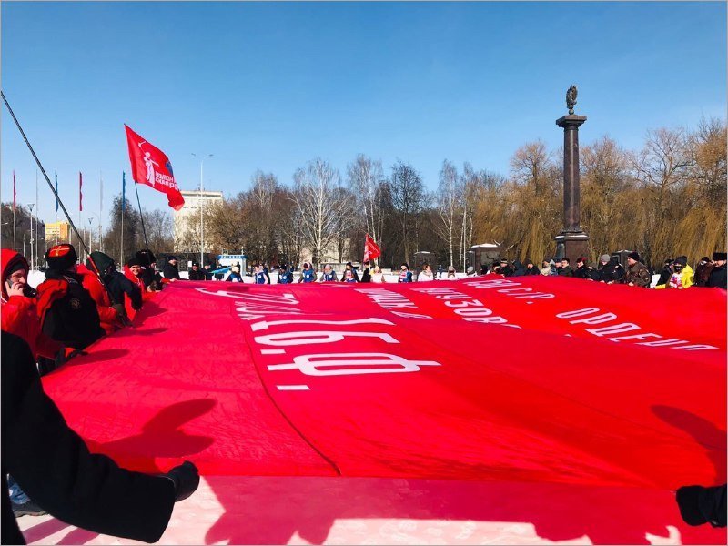Перед Курганом Бессмертия в Брянске развёрнуто огромное Знамя Победы