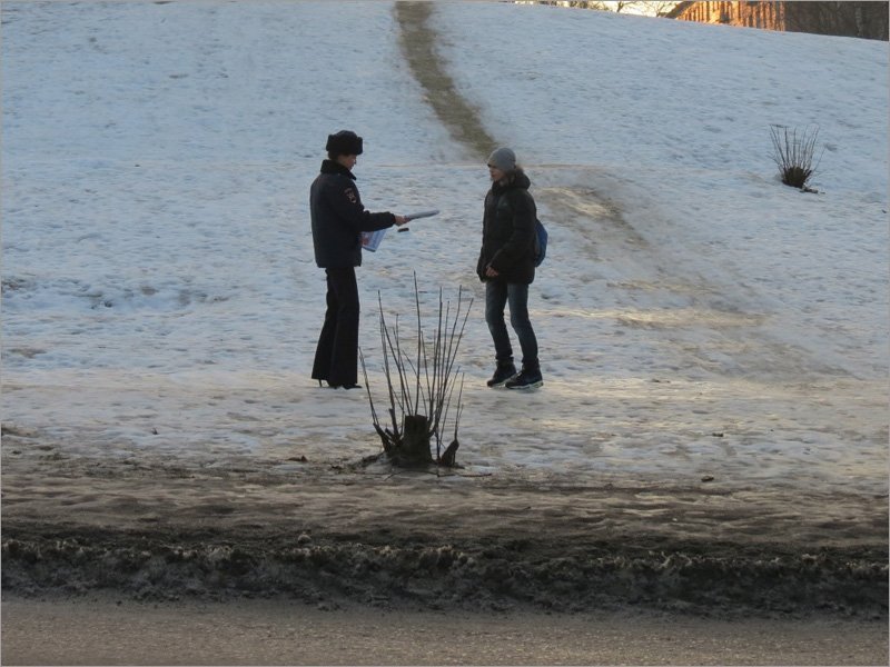 Дорожная полиция в Брянске просит родителей ликвидировать стихийные снежные горки у обочин дорог