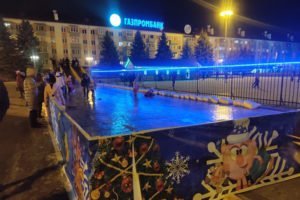 Ледовый каток на площади Партизан дарит посетителям два бесплатных часа