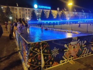 Ледовый каток на площади Партизан дарит посетителям два бесплатных часа