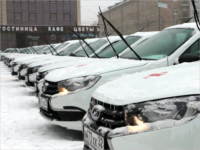 Брянский губернатор вручил больницам области ключи от новых спецавтомобилей