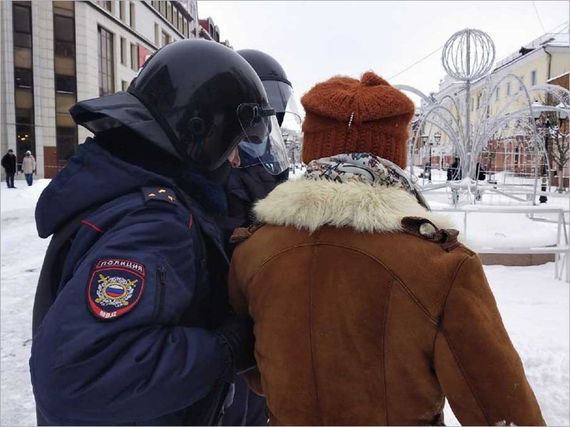 Брянская полиция требует от журналистов ходить по городу в «специальных жилетах»