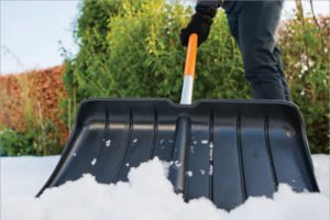 Цена снеговой лопаты в Брянске  добралась до 600 рублей