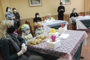 Брянские волонтёры устроили сладкий мастер-класс для маленьких пациентов онкоцентра