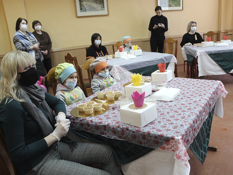 Брянские волонтёры устроили сладкий мастер-класс для маленьких пациентов онкоцентра