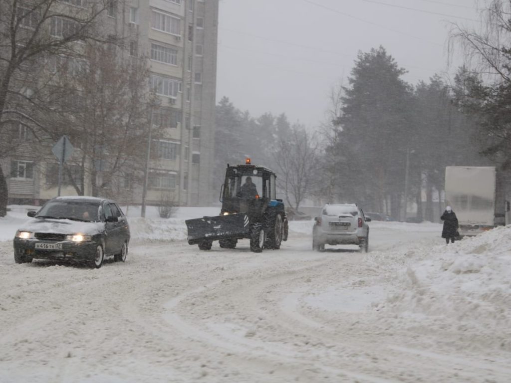Брянск от снега расчищают более 80 машин и почти 300 дворников — горадминистрация