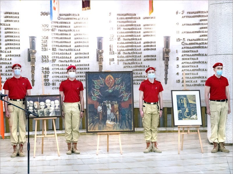 «Война на холсте как память поколений»: волгоградская экспозиция пополнилась картинами брянских художников