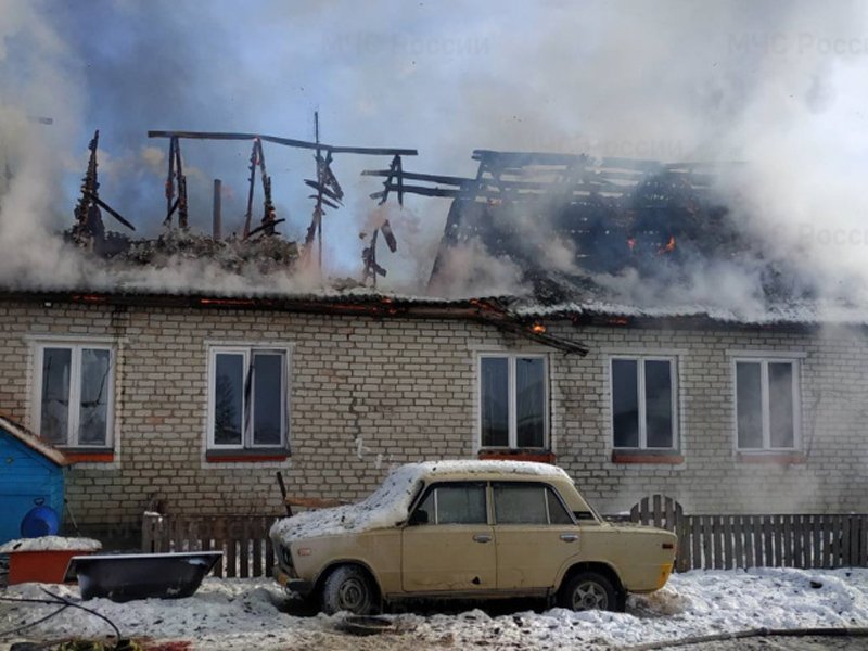 Пожар большого жилого дома в Мглине тушили почти час