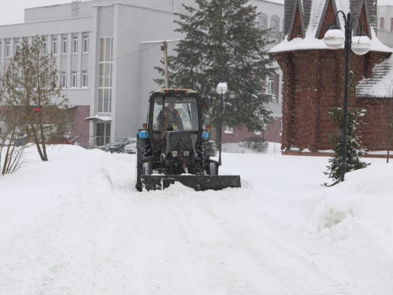 В Брянске за сутки вывезли 1200 тонн снега, дороги убирают 70 машин и более 200 дворников
