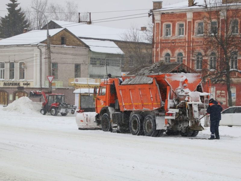 В Брянске за сутки вывезли 1200 тонн снега, дороги убирают 70 машин и более 200 дворников