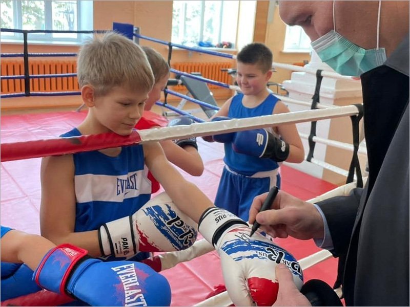 В Брянской области по партпроекту «Единой России» в 2021 году реконструируют 10 школьных спортзалов