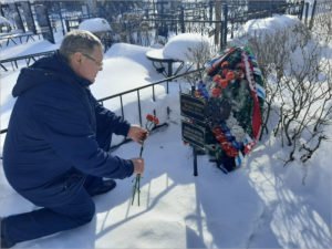 Брянские поисковики возложили цветы к могилам красноармейцев, найденных в ходе Вахты Памяти