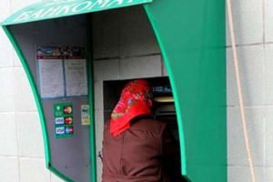 «Бедная родственница» месяц незаконно тратила деньги с карты брянской пенсионерки
