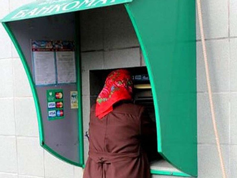 «Бедная родственница» месяц незаконно тратила деньги с карты брянской пенсионерки