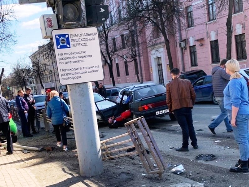В ДТП с пятью автомобилями в центре Брянска пострадали три человека