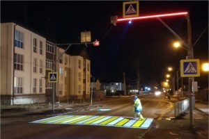 На дороге в пригороде Брянска установлен первый в регионе проекционный пешеходный переход