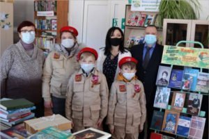 Депутат Брянской облдумы пополнил книжный фонд сельской библиотеки в Красногорском районе