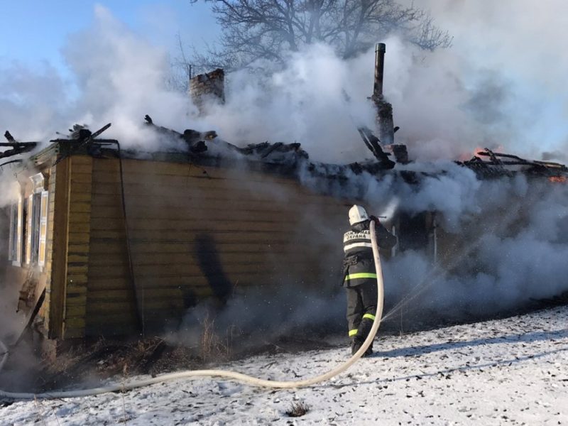 В поселке под Погаром пожарные тушили дом более 4,5 часов. Пострадал человек