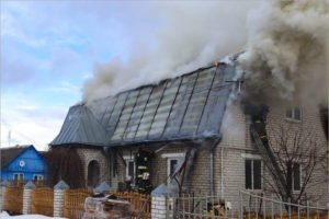 Брянские пожарные четыре часа тушили горевший частный дом на Снежетьской