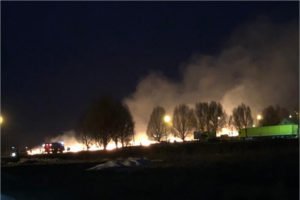 Брянские пожарные ночью тушили пылающее поле между Чайковичами и Камвольным