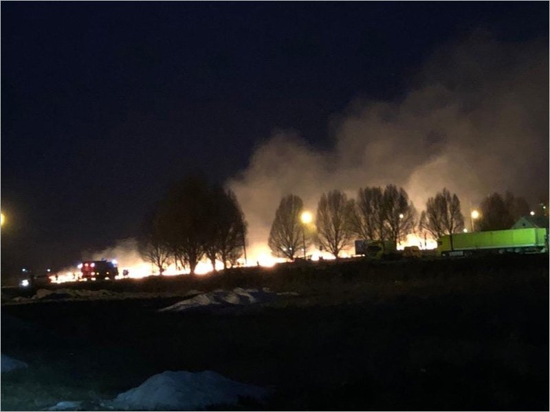 Брянские пожарные ночью тушили пылающее поле между Чайковичами и Камвольным