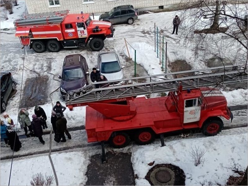 В Трубчевске пожарные были вынуждены эвакуировать целый подъезд