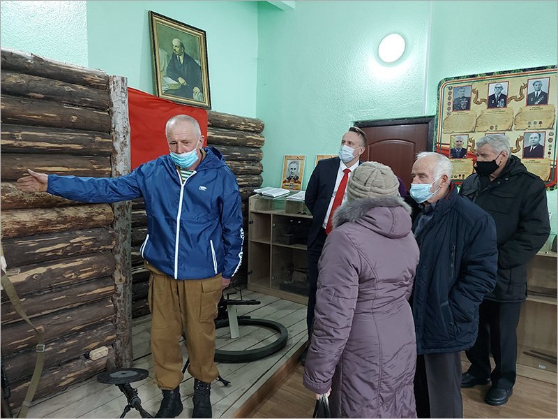 Депутат брянской облдумы Михаил Иванов провёл для ветеранов экскурсию по созданному им музею Боевой славы