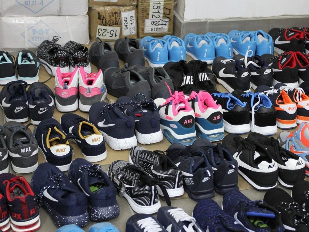 Брянская полиция наткнулась на 117 пар контрафактных кроссовок «от продавца-рецидивиста»