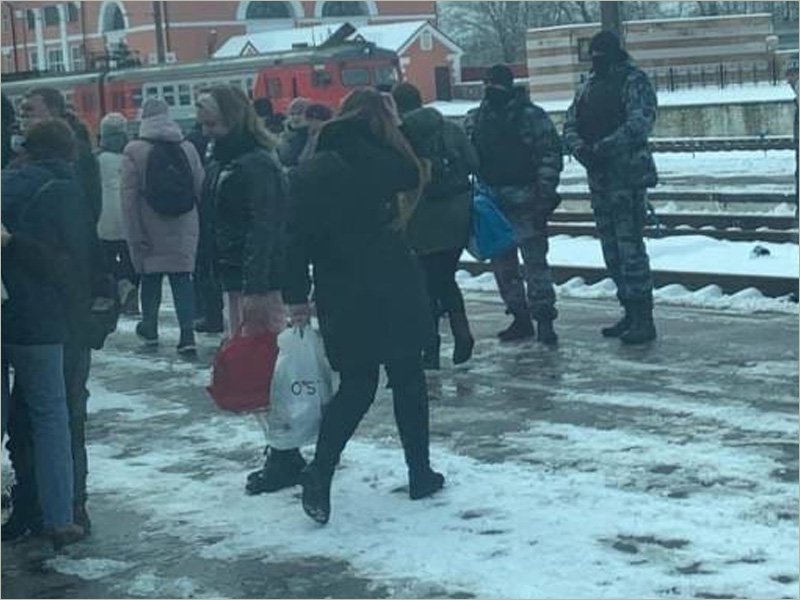 Поезд «Москва-Брянск» на вокзале встречал ОМОН из-за футбольных фанатов из Самары