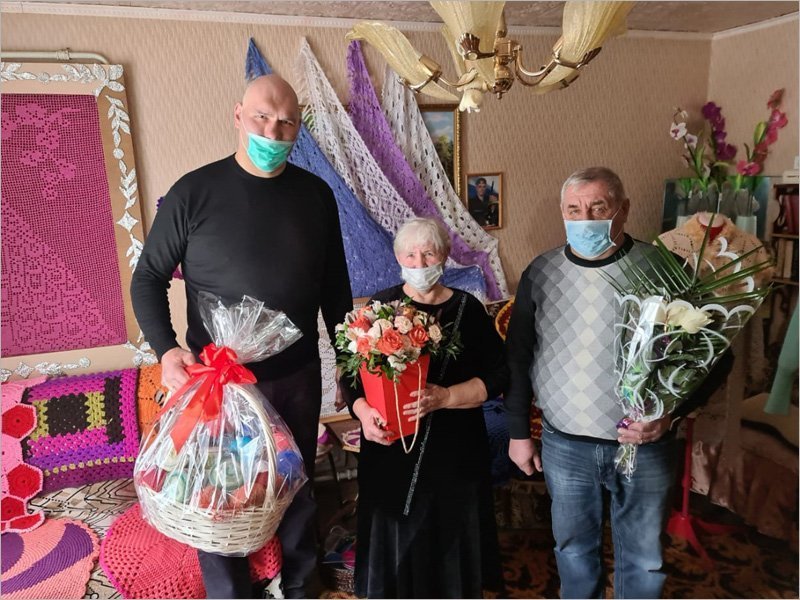 Николай Валуев поздравил с праздником клетнянскую мастерицу