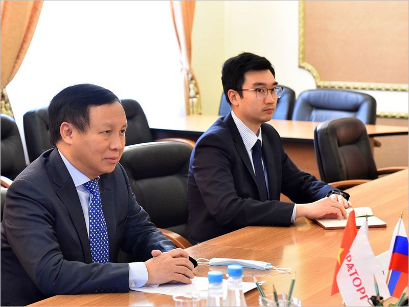 Дипломатический «гастротуризм»:  вьетнамский посол Нго Дык Мань оценил производство еды в Брянской области